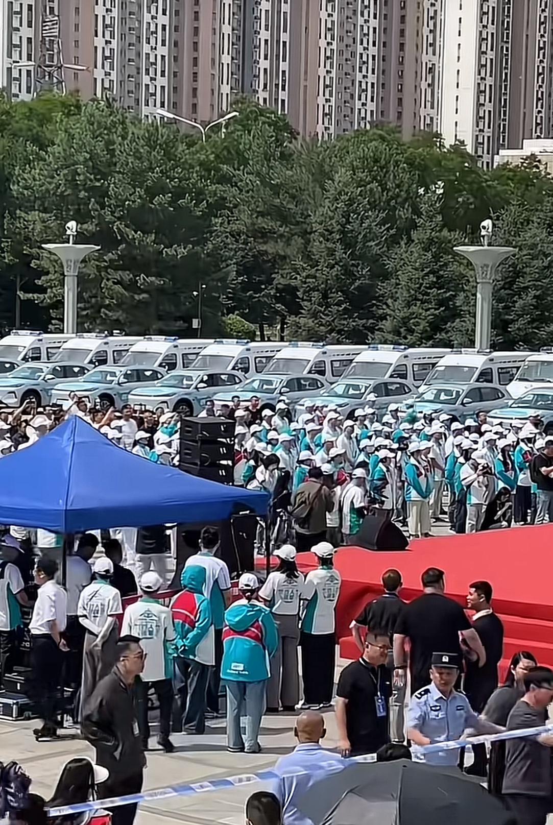 韩红最近为什么被各路自媒体人声讨？是因为她说了一句“走个面儿”？是因为她捐了40
