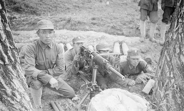 八路军的超级警卫连有多强？装备12挺轻机枪，此外还有4具掷弹筒咱们先看一组数据