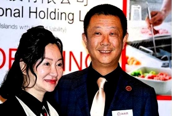 四川一女子为哥还债，在火锅店打工，老板看她可怜借了800块。谁也没想到，这800