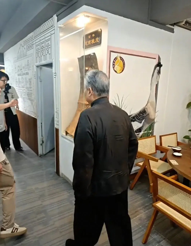 洪金宝重回汕头，走访当年拍摄《八两金》取景地，饿了到苏南勤记吃烧鹅饭。最让人意