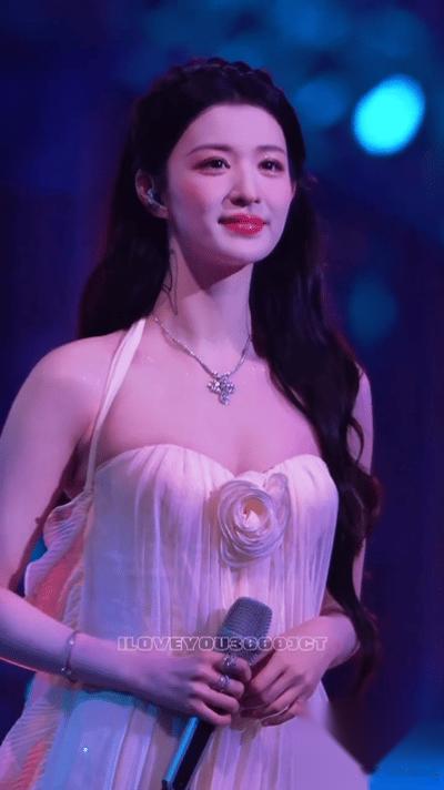 王楚然在内场把抹胸裙往上那么一提，热搜直接炸了。别人红毯上裙子滑了，要么捂胸