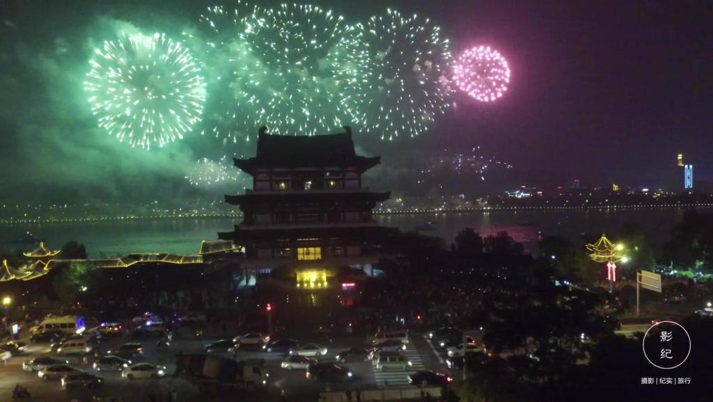 土豪放的烟花!1秒钟5万块!