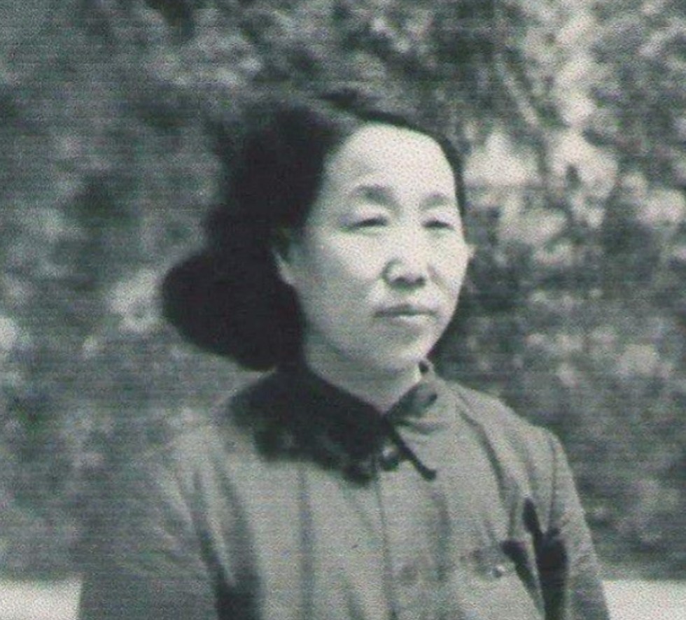 1956年，毛主席在怀仁堂看戏，突然停下来问周恩来一句：“恩来，刘嫂子在哪？”在