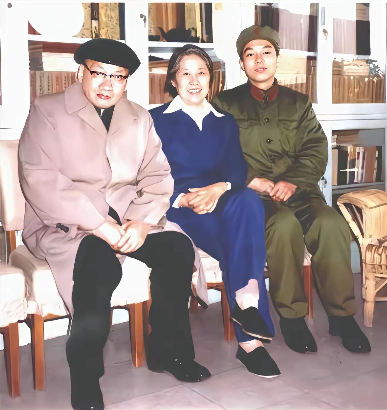 赞王光美韶峰凝翠映霞烟，旧邸重温忆昔年。厚待毛家彰义举，缅怀主席寄情绵