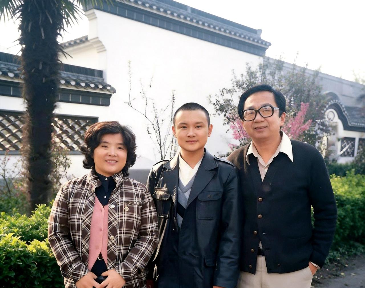 这是1983年刚进剧组的欧阳奋强。那时，他只有十九岁，在他右边的正是作曲家王立平