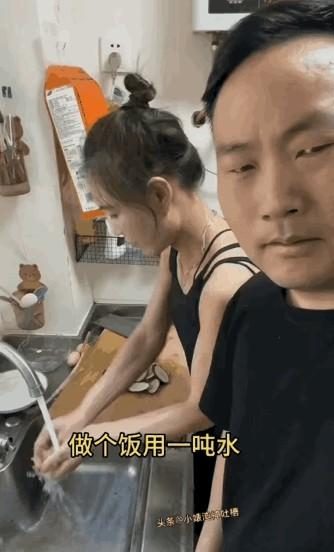 男生平时超级省水，洗澡水循环用，洗菜水浇花，月水费几十块。女友来住几天，一天用掉