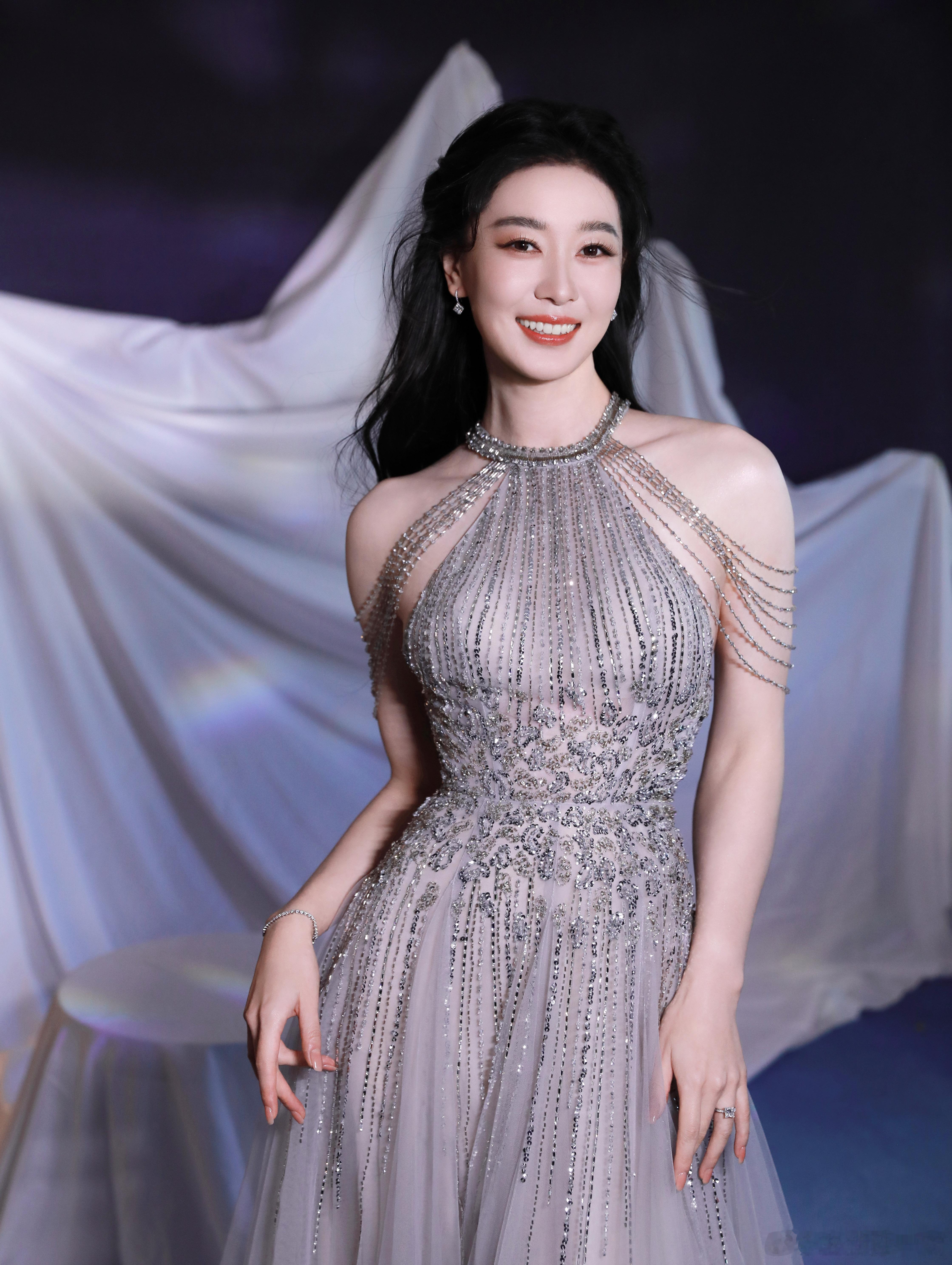 努力向上攀登，是为了让更多人看见击剑的魅力与优雅，将这份力量反哺大众体育；努力走