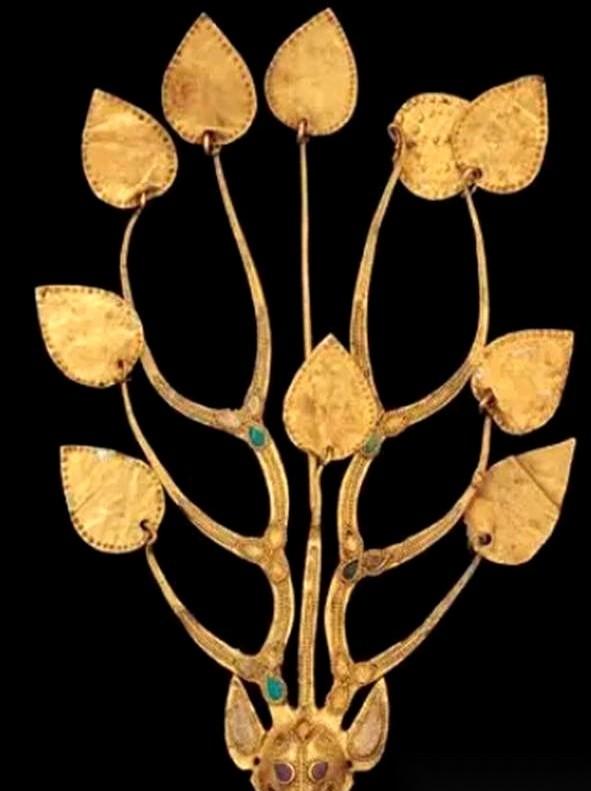 一对男女，天快黑了，猫在玉米地里，鬼鬼祟祟。一个小姑娘路过，好奇心上来了，凑过