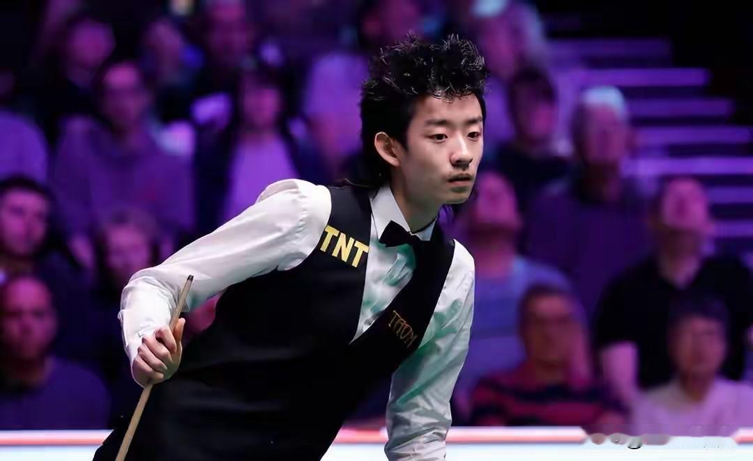 斯诺克英锦赛正赛首轮继续进行，小将吴宜泽6-4战胜霍尔特，庞俊旭在德比战6-2战