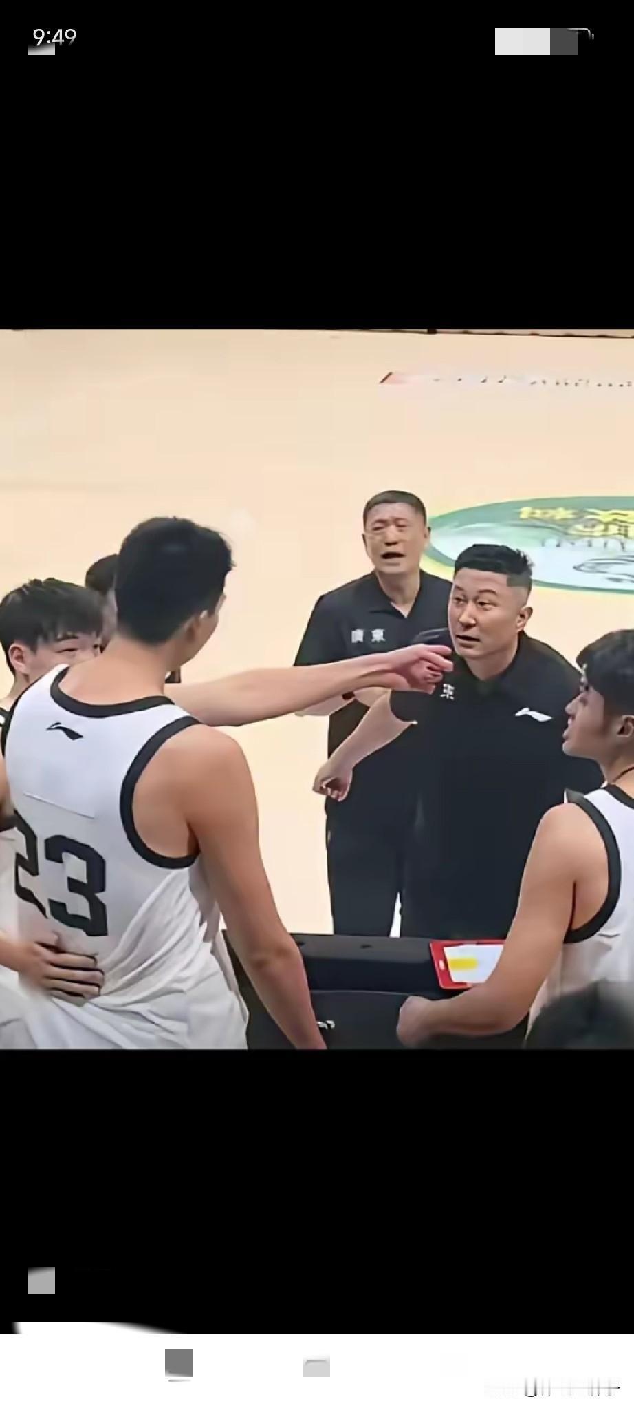 杜峰下课，其实从徐昕怒指杜峰鼻尖，到焦泊乔垂头丧气被折磨的暂时离开赛场就有预兆了