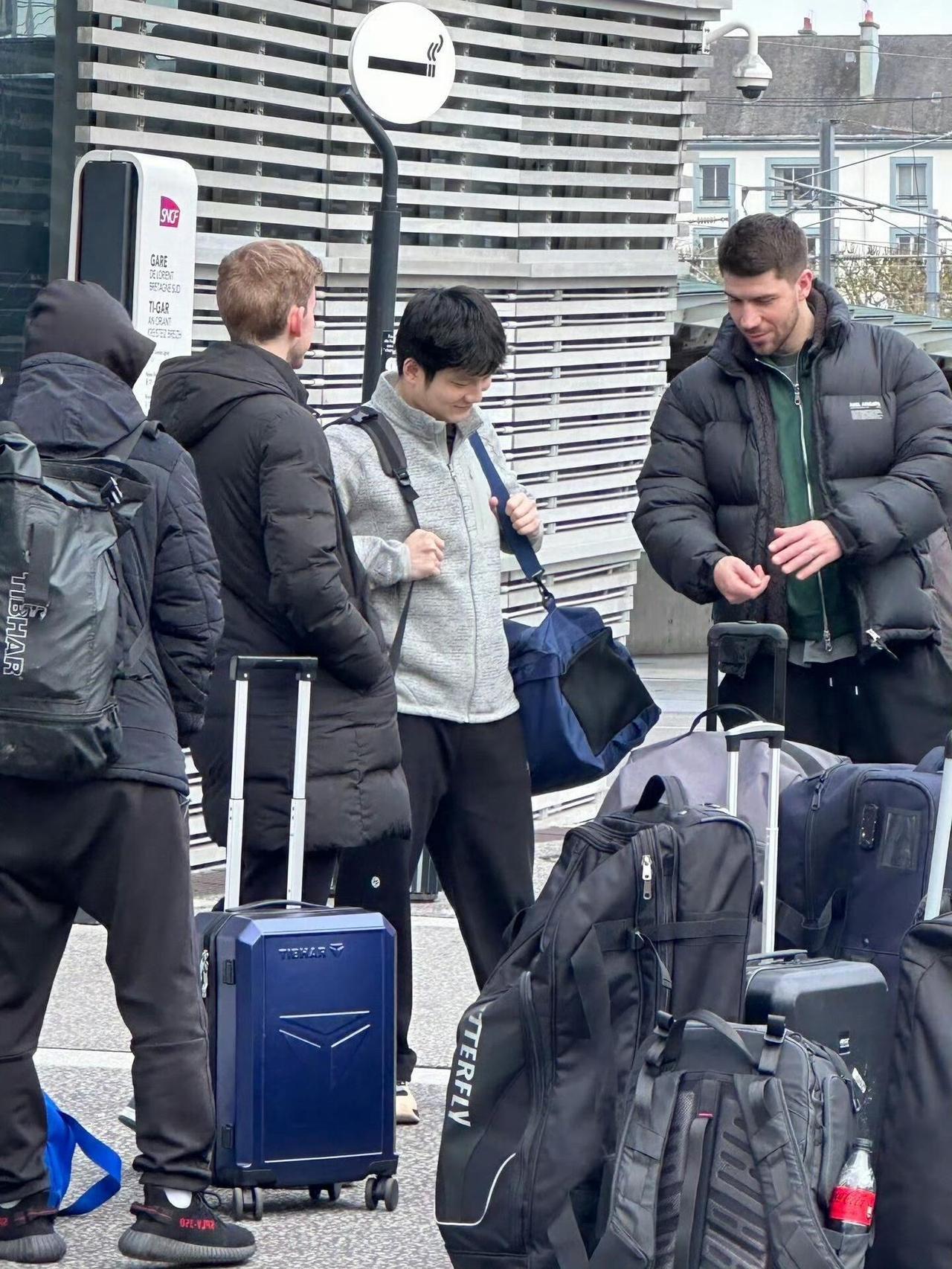 东哥和队长队友们一起等车，简直就是乖乖小猫，这才是我们心中正常的氛围！现在都不