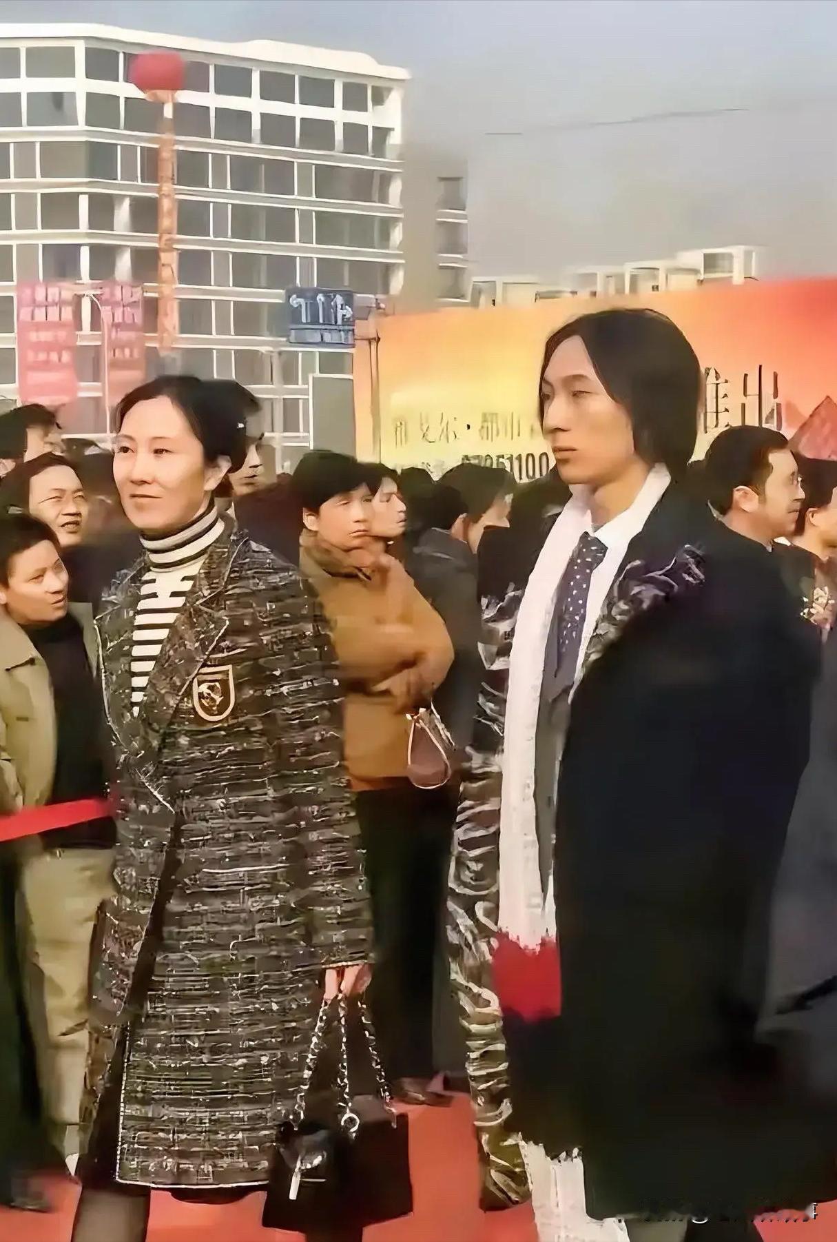 当年王思聪随母亲出席活动，长发长衣长围巾，面容严肃，像个典型的文艺青年。其实啊，
