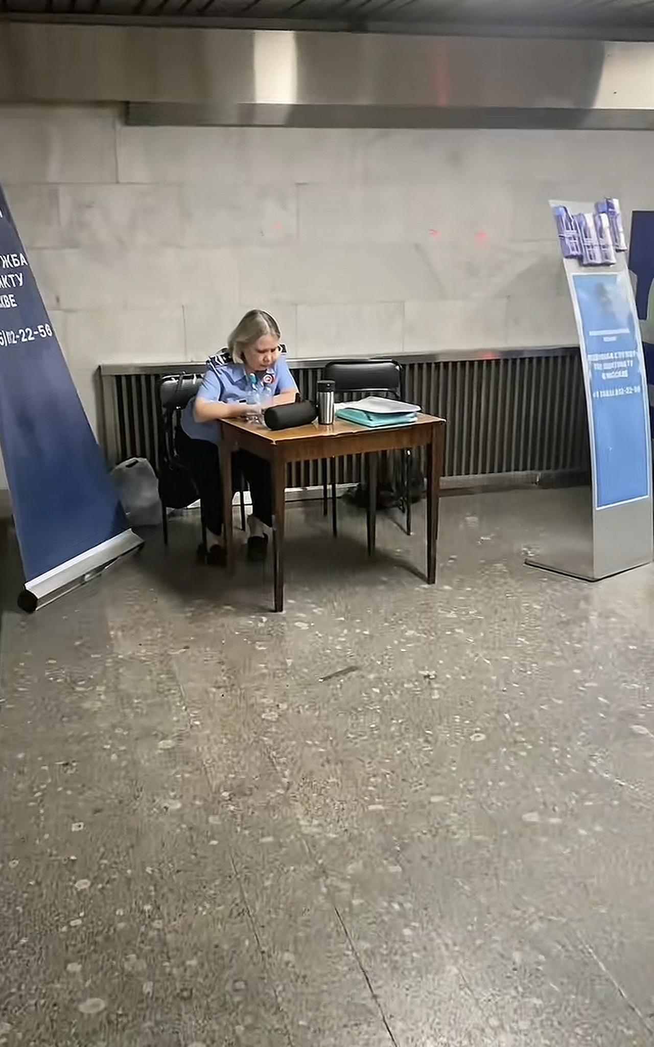 俄罗斯征兵越来越难了！俄罗斯地铁口的征兵办，除了征兵工作人员，“门市”极度冷清