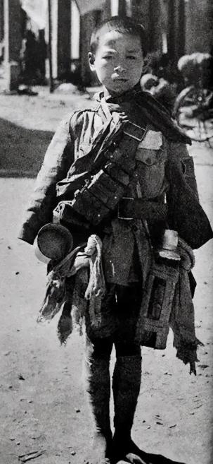 1938年，日军想拍摄一个懦弱的中国战俘形象，于是找到了15岁的季万方，他瘦小得