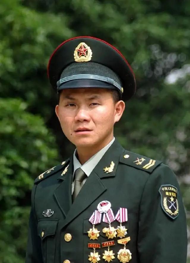 2001年，劫匪在火车上一把撕开女乘客胸前的衣服，对其进行猥亵，还恶狠狠地威胁道