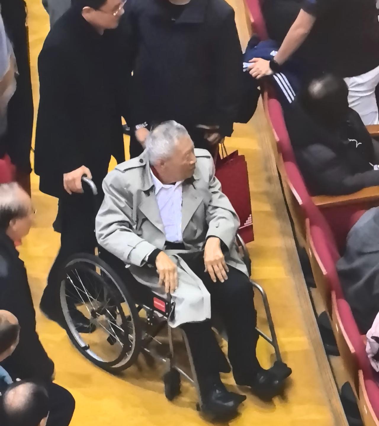 图一是2025年11月，李昌钰去高校观看剧目的照片，当时他的状态已经不太好了。