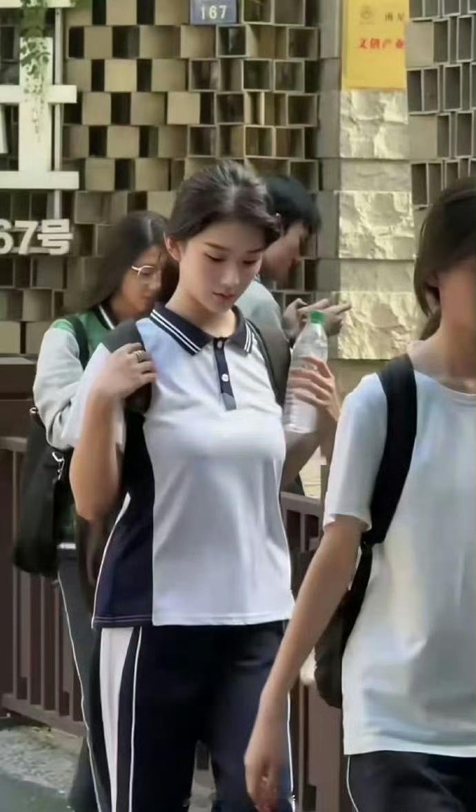 都这样了还演高中生，不合适吧​​​