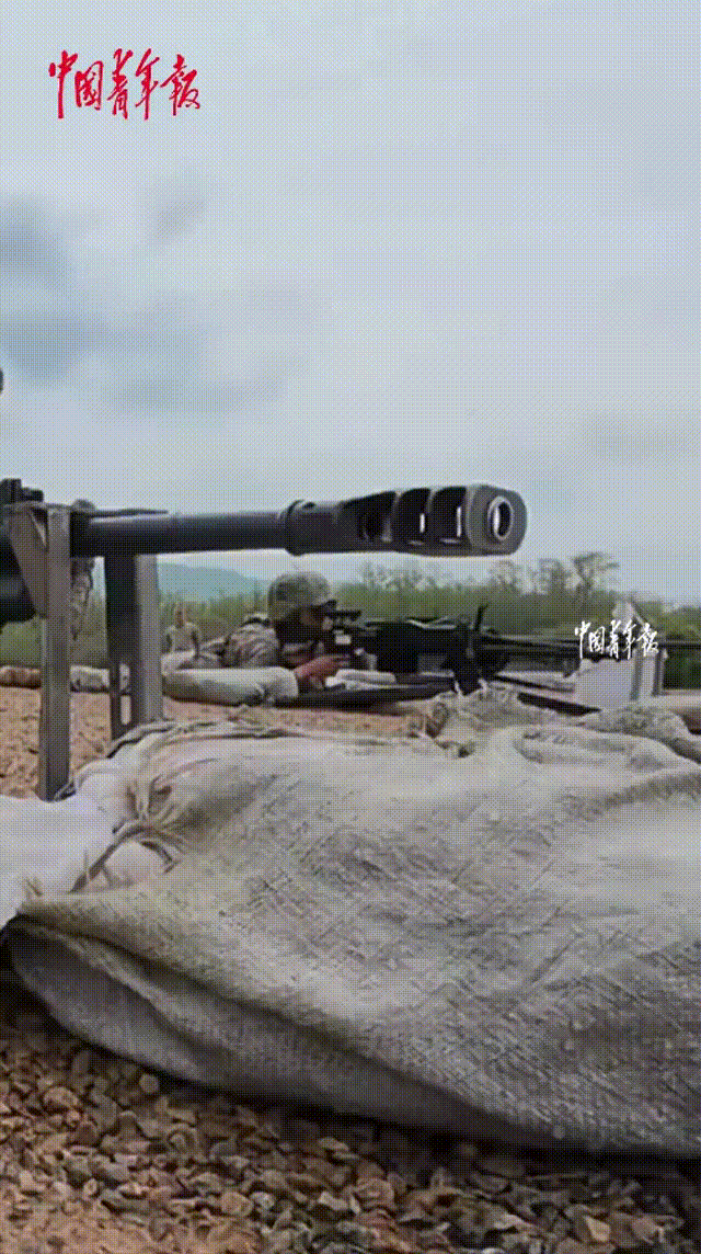 枪身浮动结构与液压缓冲装置结合，采用导气式自动原理配合前冲击发技术，后坐力只有