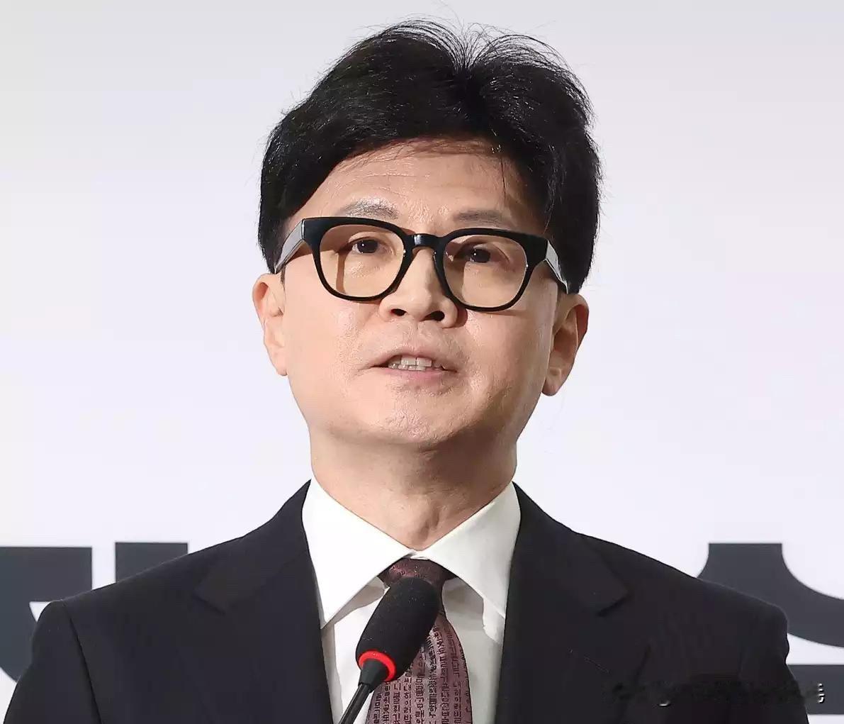 30日，韩国国民力量党前党首韩东勋就“党员留言板事件”回应称，事后才得知家人曾在