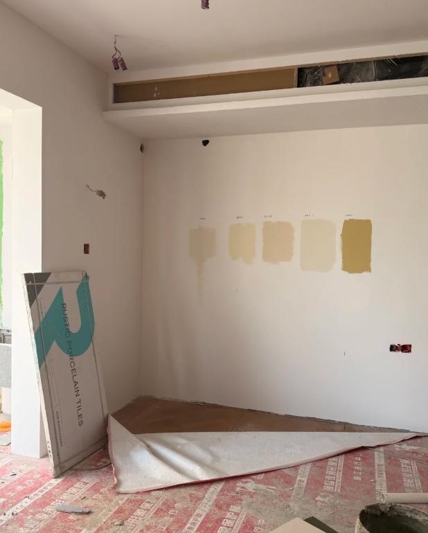 闺蜜刚刷完网红奶油风，夜里开灯瞬间崩溃：“我家怎么变成了KTV包厢！”我闺蜜刷