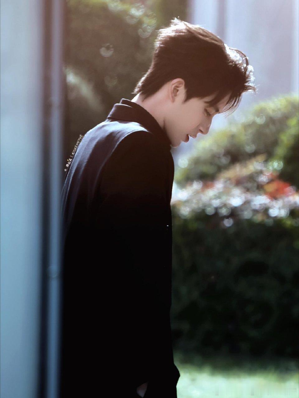 敖瑞鹏《不二之臣》开拍路透，肩宽腰细大长腿，没有输的理由