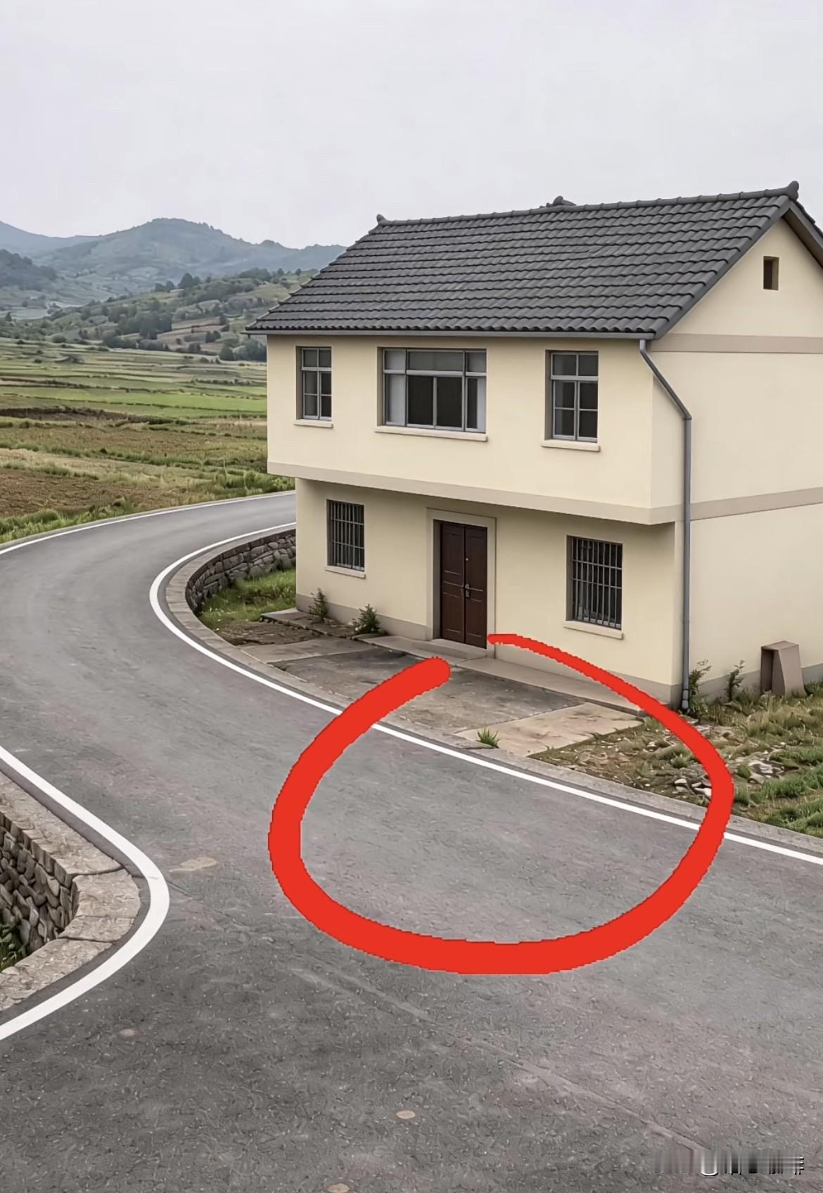 这自建房🏠建在公路旁边上，改造前和改造后的对比。有人说不要放石头🪨好，