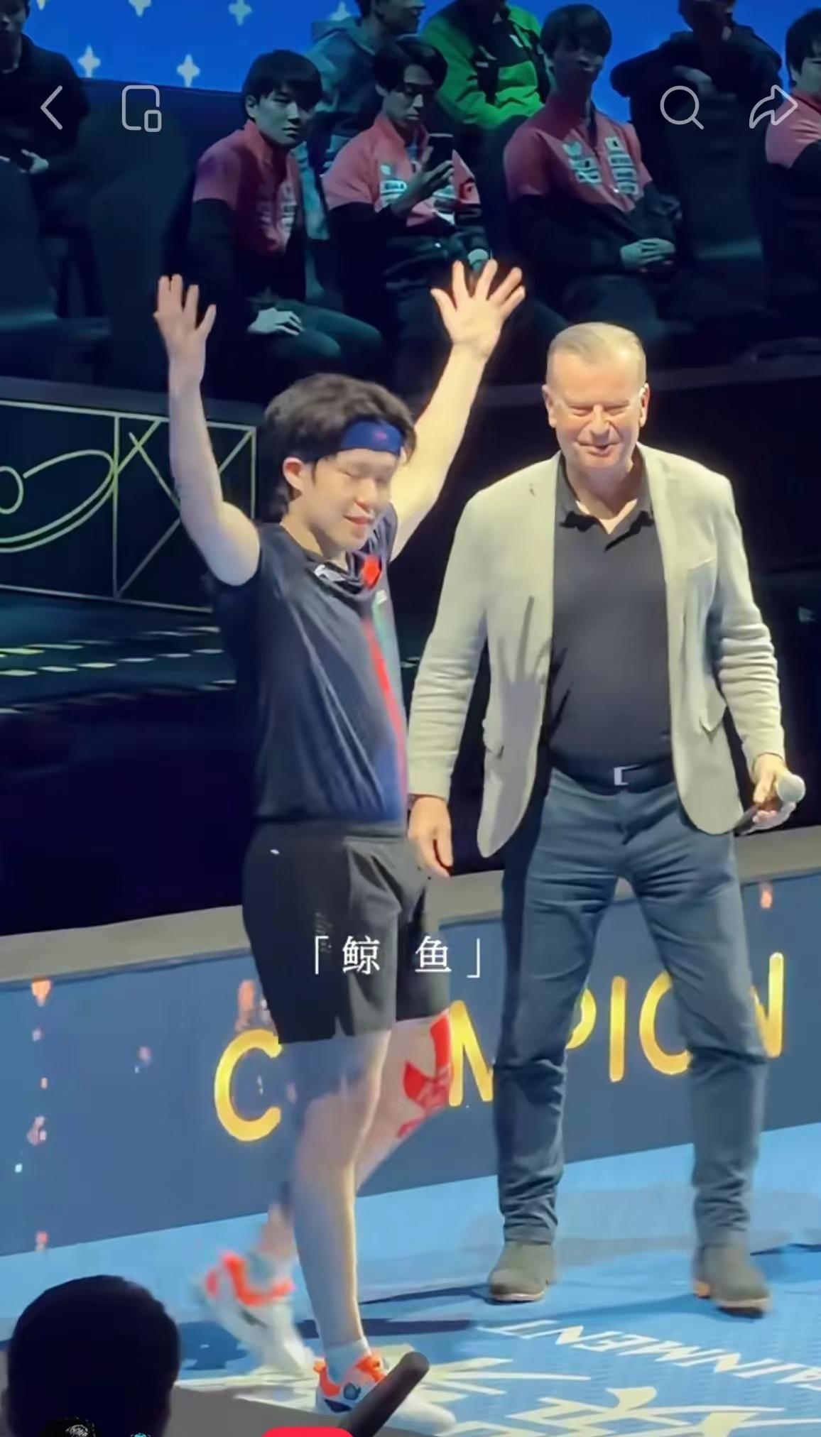 松岛辉空，你小子不服气呀！男子颁奖典礼上，松岛辉空的表情很丰富，不带笑容，绕过