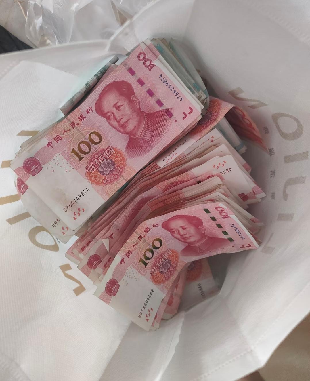 七年前借出去一万块，对方转头就电话不接、微信拉黑，结果等到人家办喜事当天，