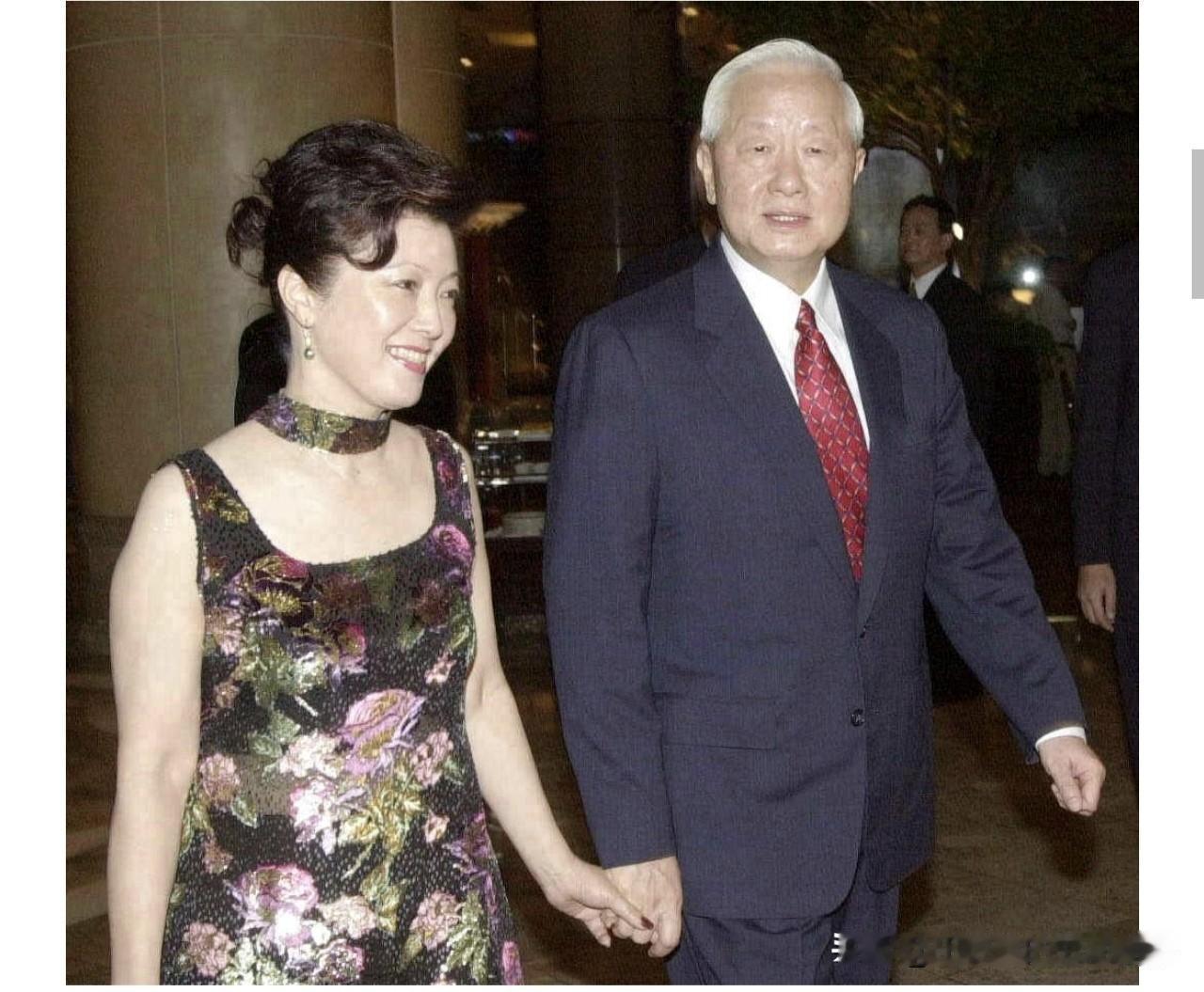 2001年台积电董事长张忠谋和他的私人秘书、前下属的前妻张淑芬在美国低调登记结婚