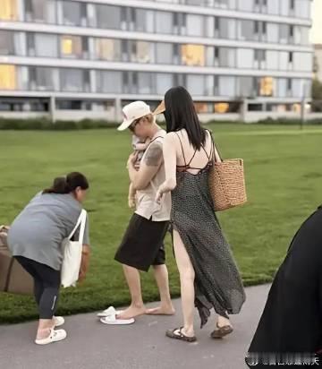 陈伟霆何穗合体带娃出行，何穗一袭露背长裙亮相，颜值出众。