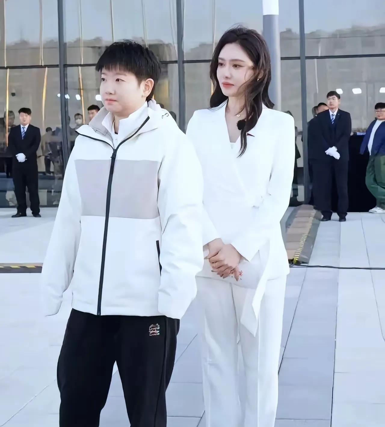 孙颖莎和美娜还一起出席过活动，那天很冷，美娜穿的很少。莎莎穿着冲锋衣就去了，