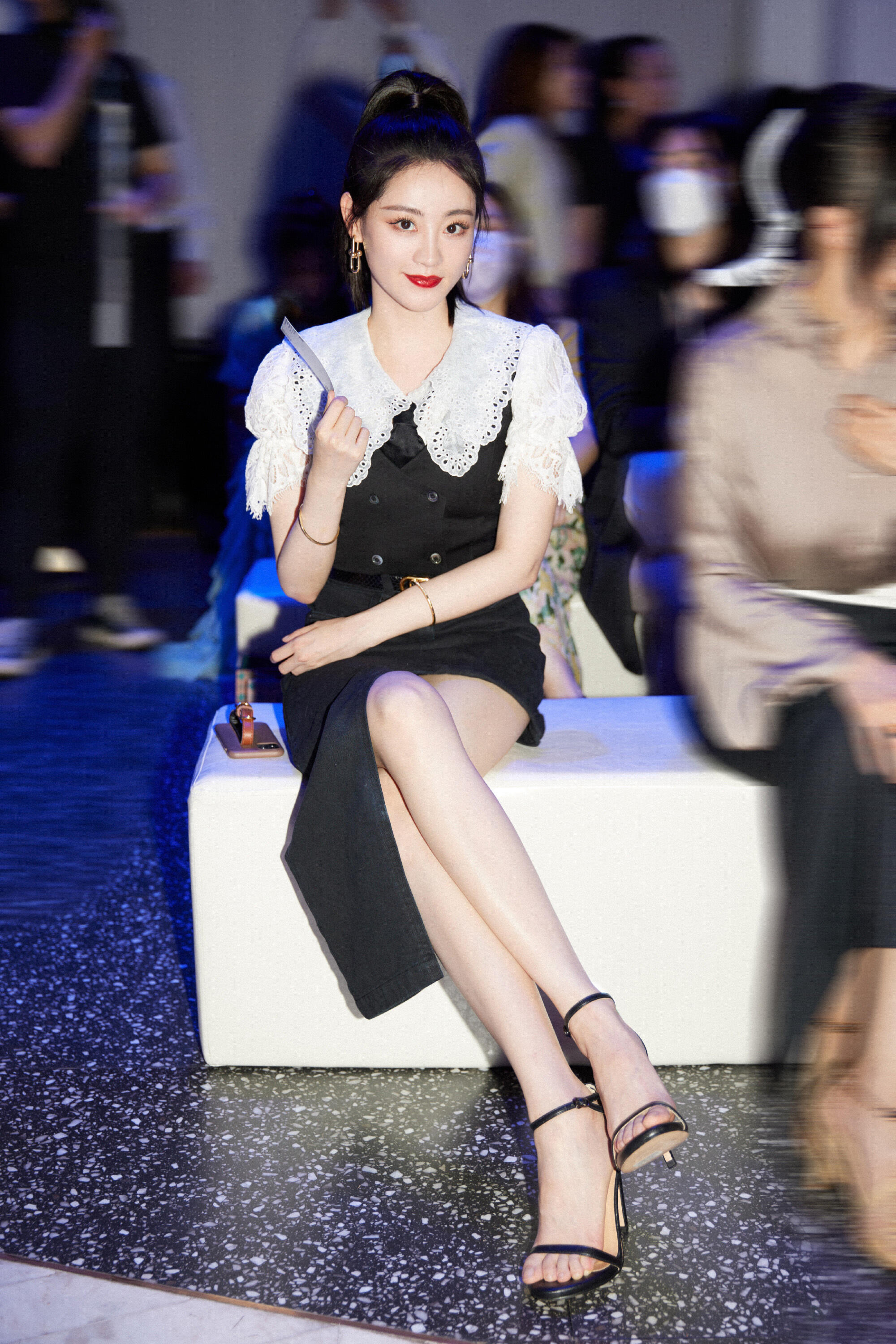 祝绪丹大长腿又白又细