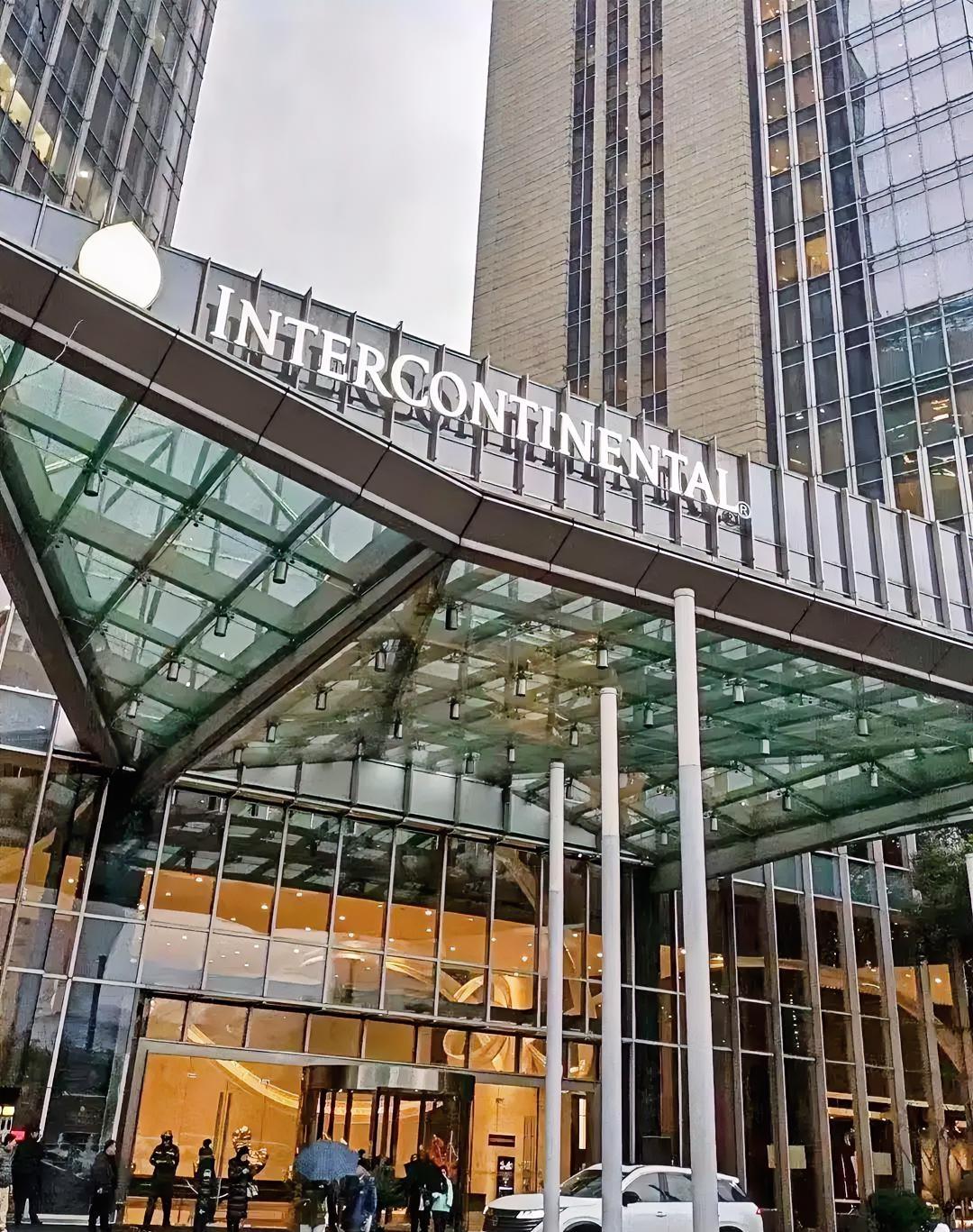 终于弄明白了为什么新华社会点名洲际酒店这件事。不是简单的“会员条款写得严