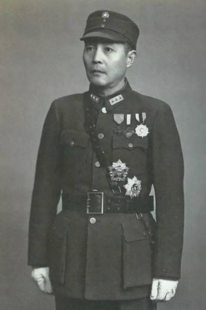 1938年，国军上将钱大钧，黑着脸走进军统湖北站，当着众特务的面，一枪打死了副站