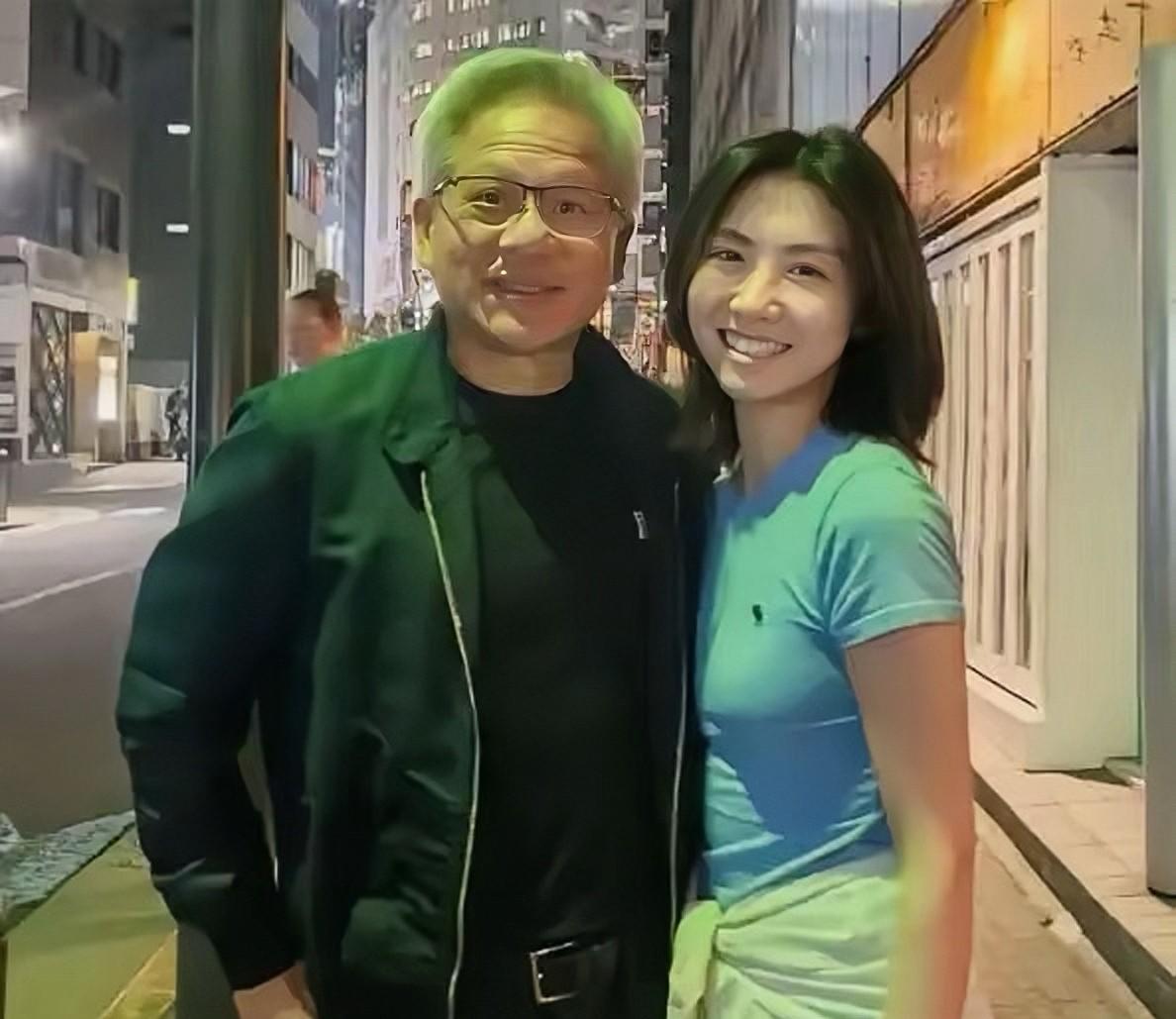 别以为黄仁勋身边这位美女只是个“花瓶”！在英伟达创始人黄仁勋身边，有个人常常出现在镜头里。她跟着他穿