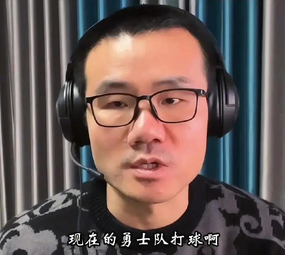 别再讨论库里下滑了。过去5场，他场均28.4分，三分命中率42%。他正用最古