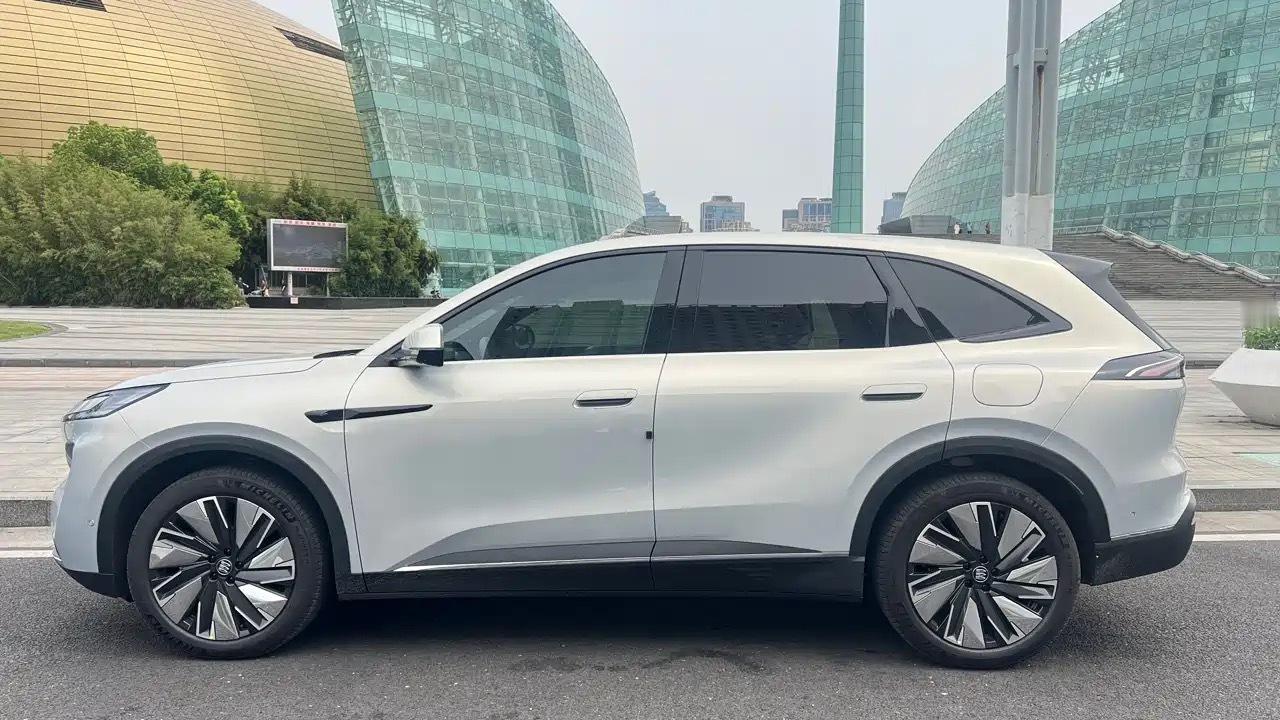 新款别克至境E72026年9月上市，定位中型插混SUV。整车尺寸4840mm×