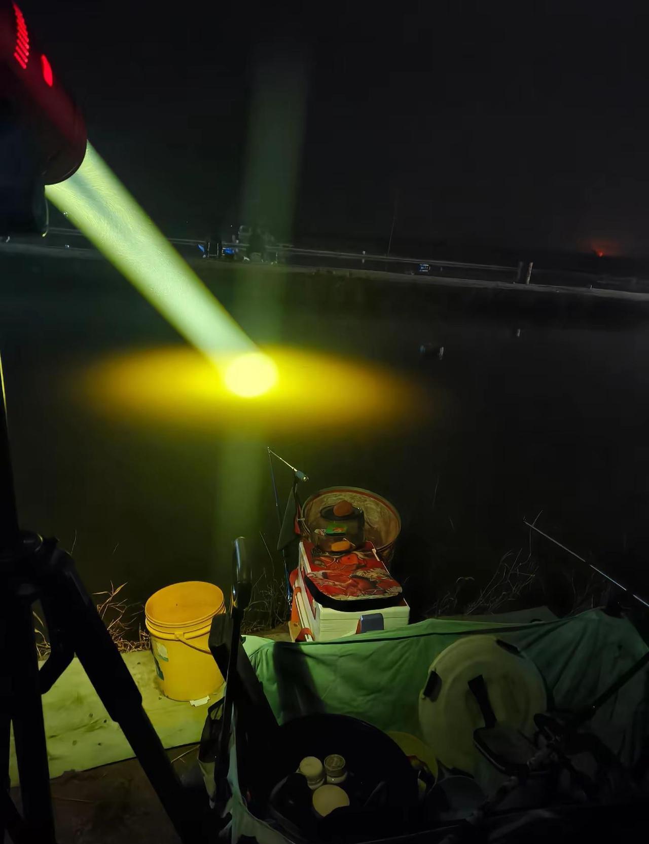告诉你个秘密，真正玩夜钓的高手，其实都盼着“空军”。他们花几千块买夜光漂，凌晨