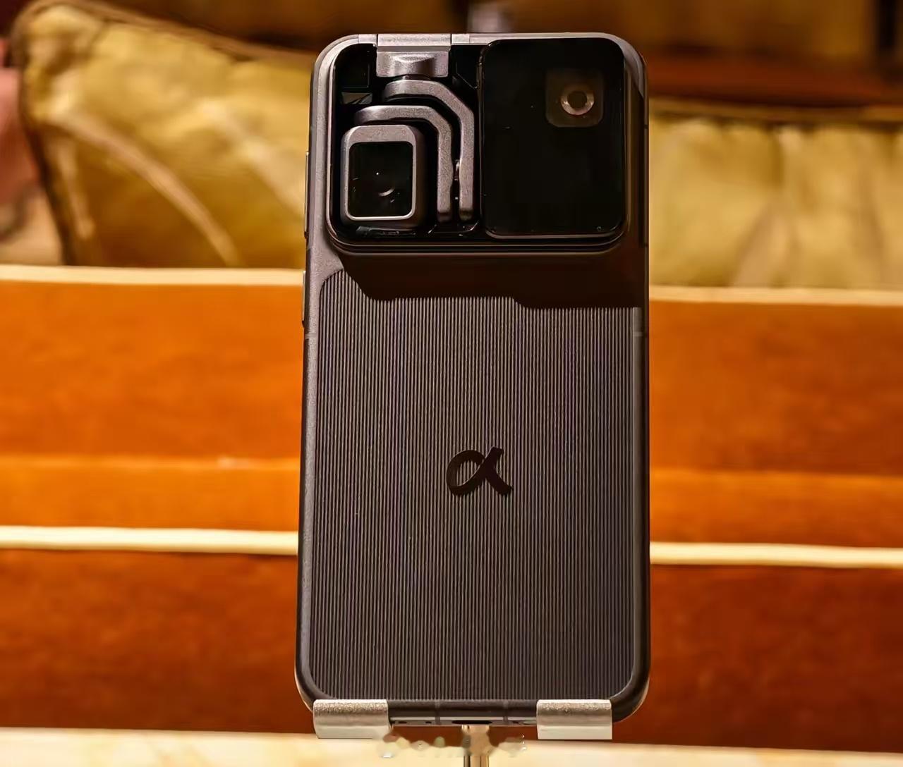 看消息荣耀要在MWC2026搞大事了，直接掏出了两款狠活：MagicV6折叠