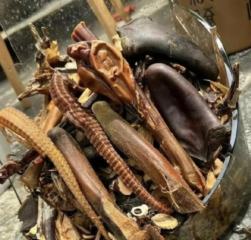 我爸泡的白酒被我打破了，能告诉我这都是什么吗？