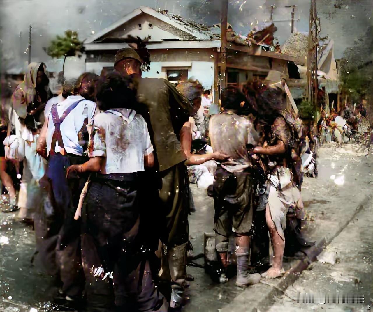 据说这是原子弹爆炸之后的画面，都说原子弹的威力特别的大，但是这些人还能够站在街面