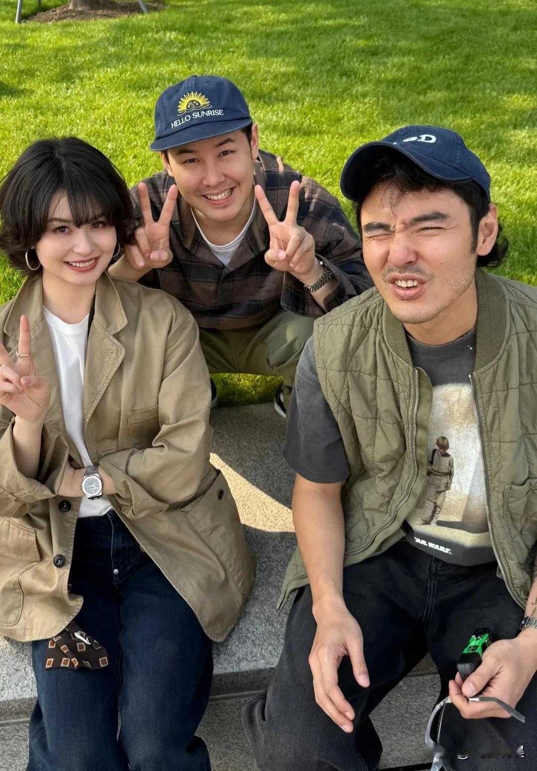 阮经天和弟弟、弟媳一同外出游玩，兄弟俩眉眼超像的！阮经天戴着棒球帽，有点胡子拉