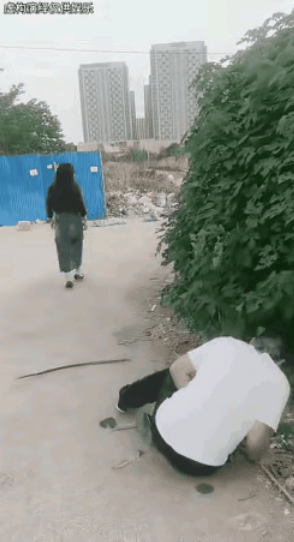 大哥水喝多了，一时半刻找不到厕所，此时大哥来到偏僻的拐弯处，对准一颗大树下就开始