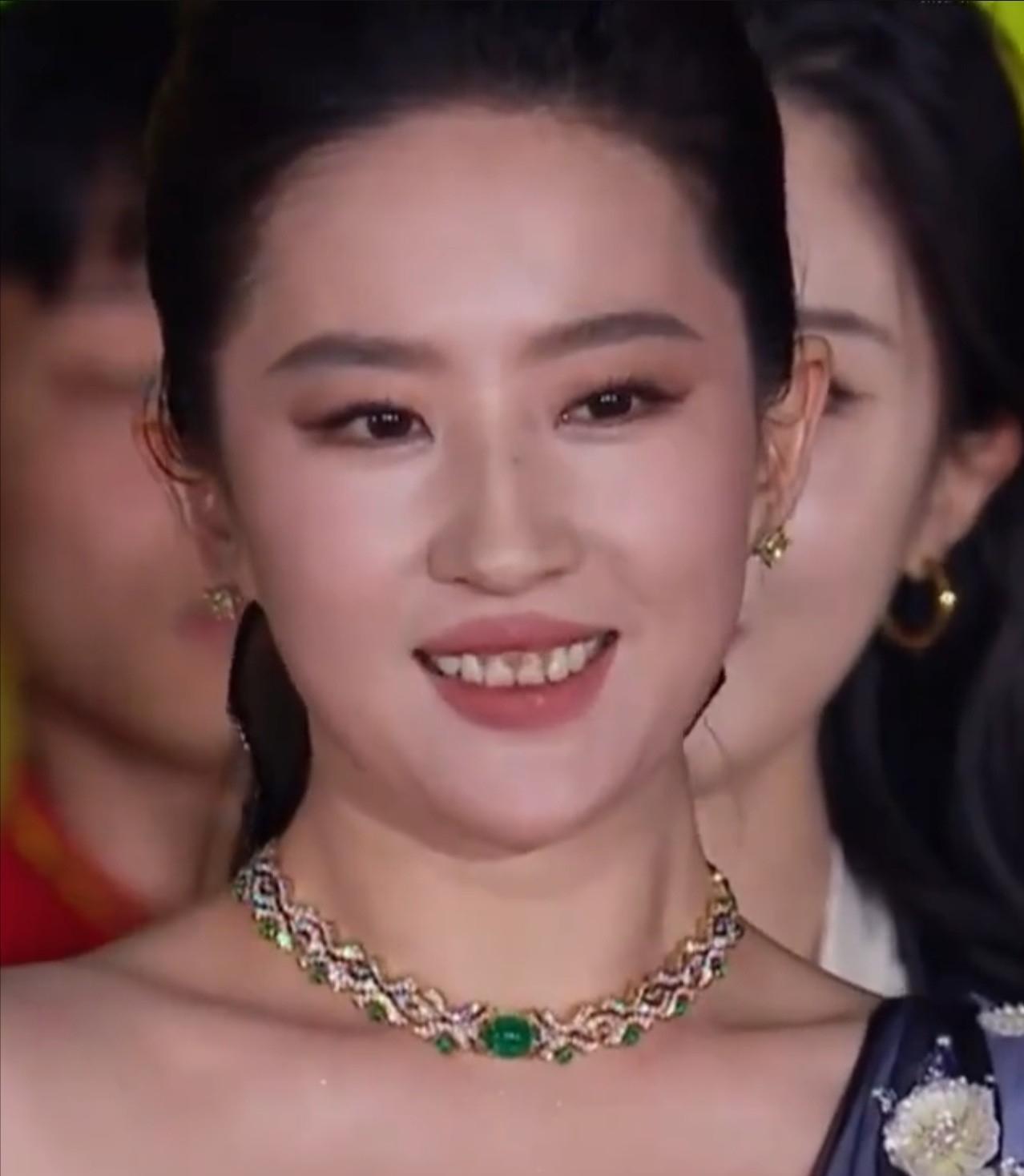 容我说句话，大伙别骂我，我觉得刘亦菲长得也就一般般。最近和朋友聊神颜，我觉得刘