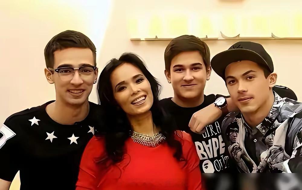 韦唯与三个儿子合影，幸福快乐写在脸上。三个混血儿子确实长相出众，这是韦唯骄傲的资