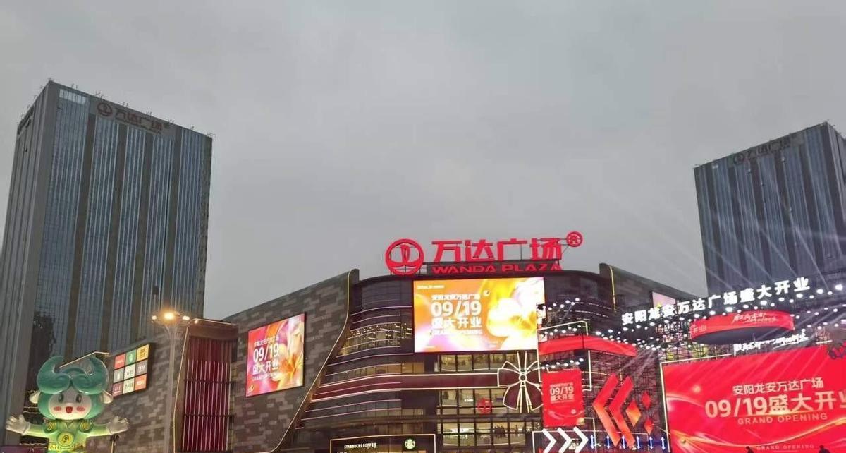 铁西万达开业那会儿，没人信这地儿能活过来。铸铁厂的烟囱还在，可人走了，钱没了，