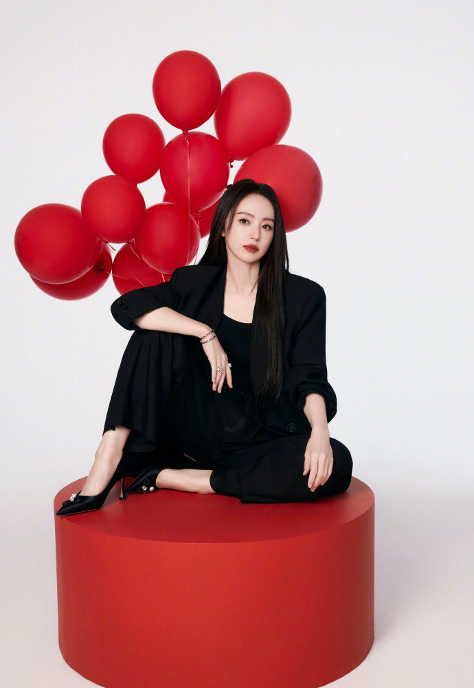 董璇近日的黑色系写真直接炸屏！黑色抹胸搭西装，大廓形衬得腰背线条超绝...