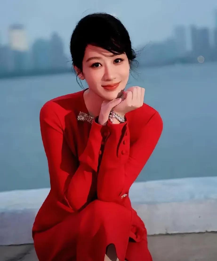 新年钟声刚敲响，杨紫就“杀”疯了！零点首秒，她以红黑战袍惊艳亮相，直接让微博服务