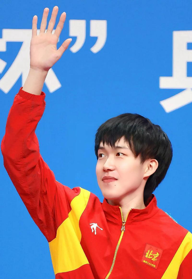 王楚钦对球迷说谢谢王楚钦与球迷的双向奔赴太好哭了从亚洲杯夺冠后那句“我的表现也没