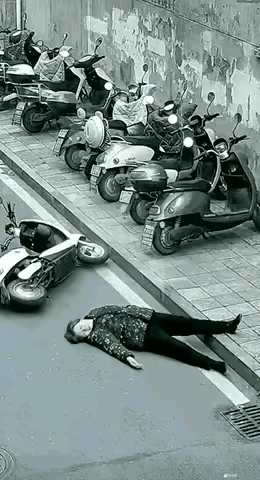 这个老太太和这个老头，脚就是闲不住，总想踢点儿啥东西，不踢点啥东西，就感觉有些技